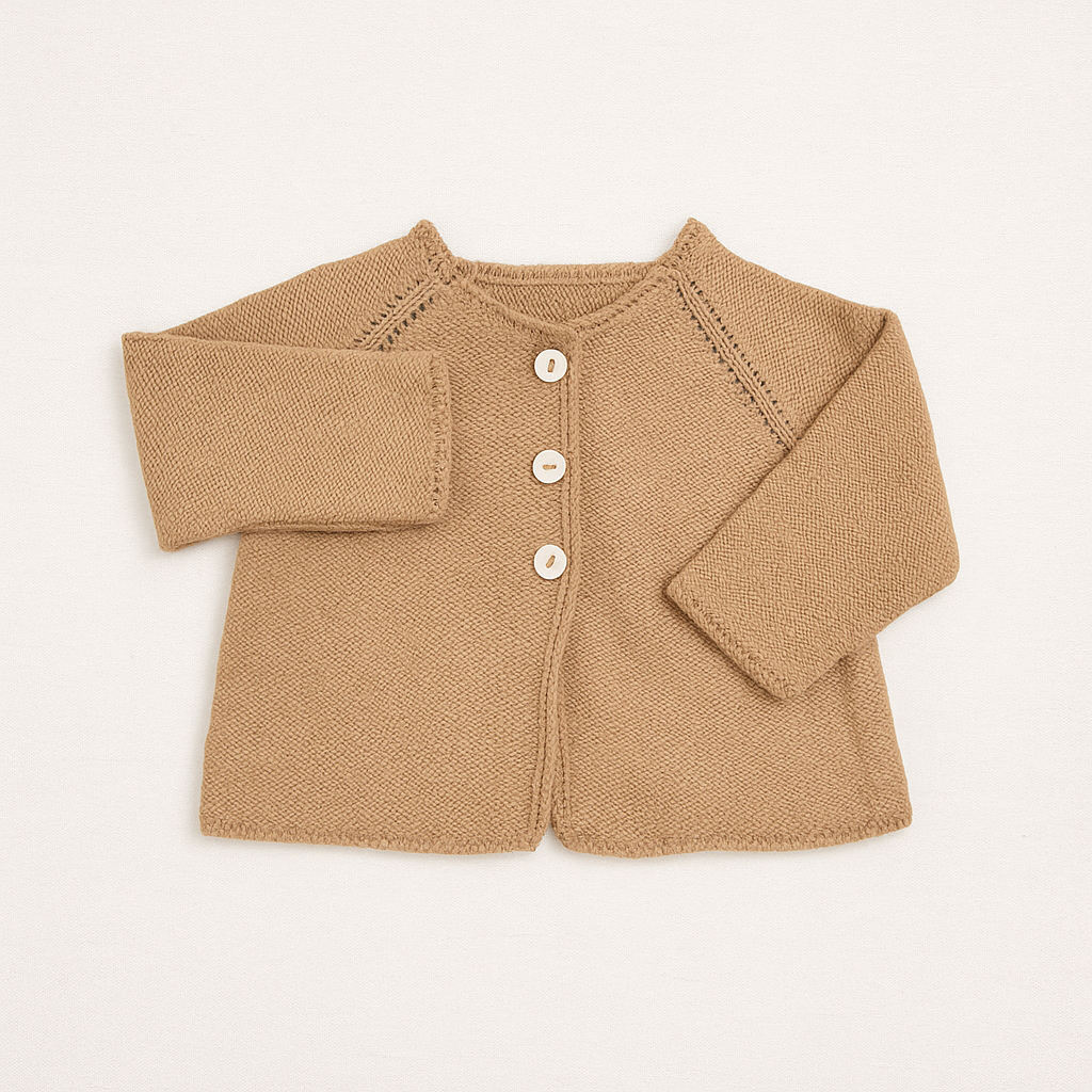Casaco de malha camel para bebé com três botões brancos