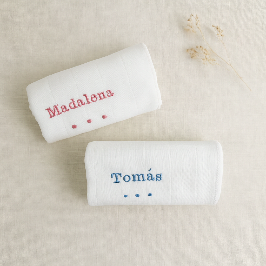 Fralda Bordada Nome e Bolinhas