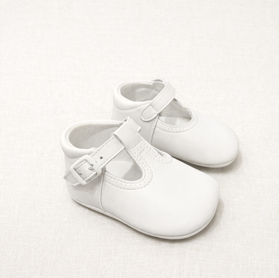 Sapatos de bebé brancos em pele com fecho de velcro e fivela