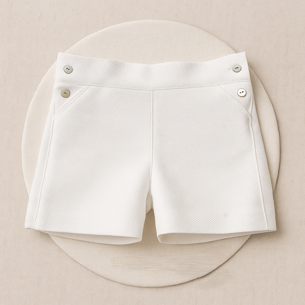 Calções brancos texturizados com botões prateados