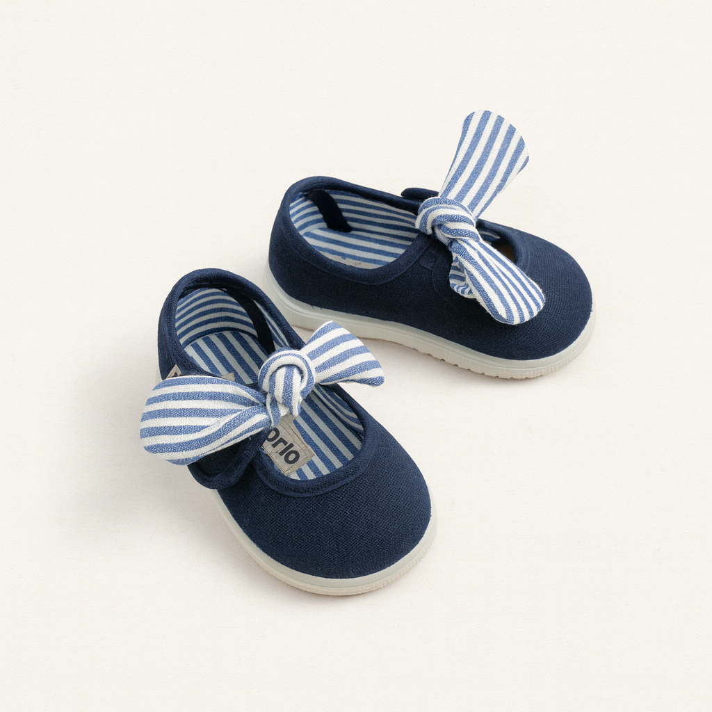 Sapatos infantis azuis escuros com laço riscado branco e azul