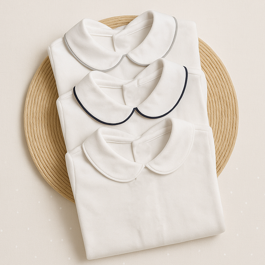 Três camisolas brancas com gola redonda Peter Pan sobre base redonda de corda