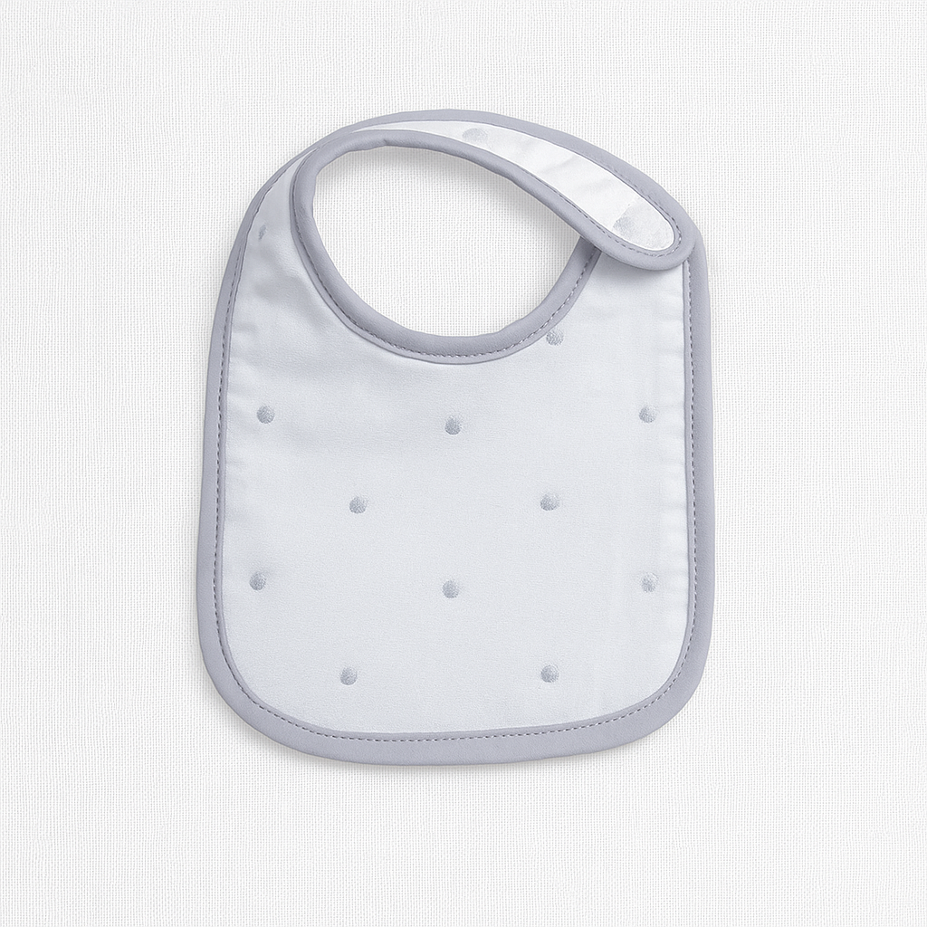 Babete de bebé branco com pontos cinzentos e bordas cinzentas