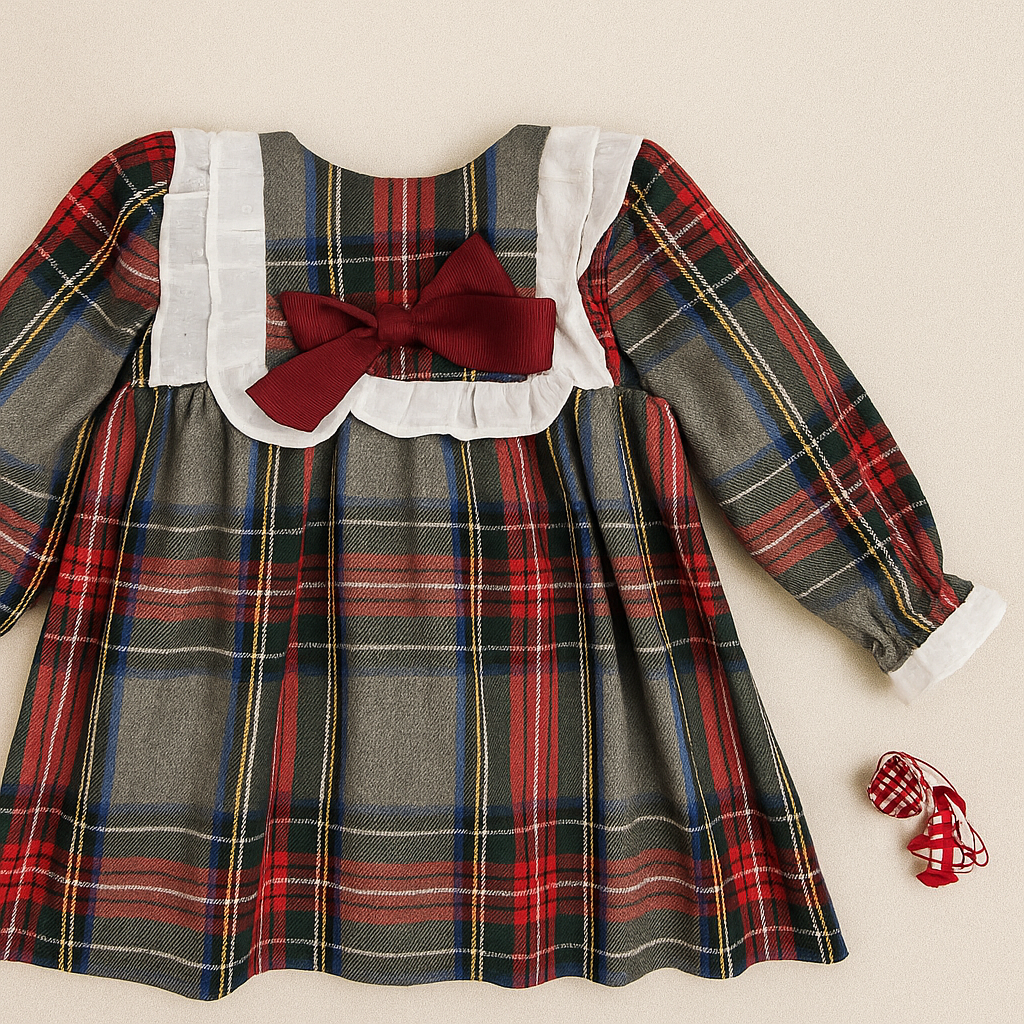 Vestido xadrez de criança com gola branca e laço bordô, com dois pequenos lacinhos xadrez ao lado