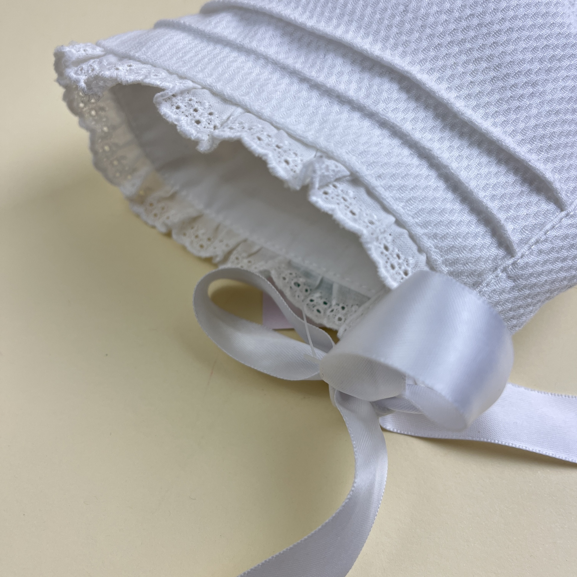 Gorro branco com renda e fita de cetim