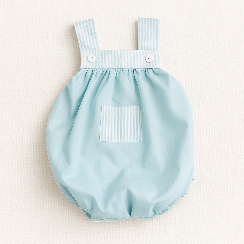 Roupão azul claro para bebé com alças e bolso aos quadrados azul e branco