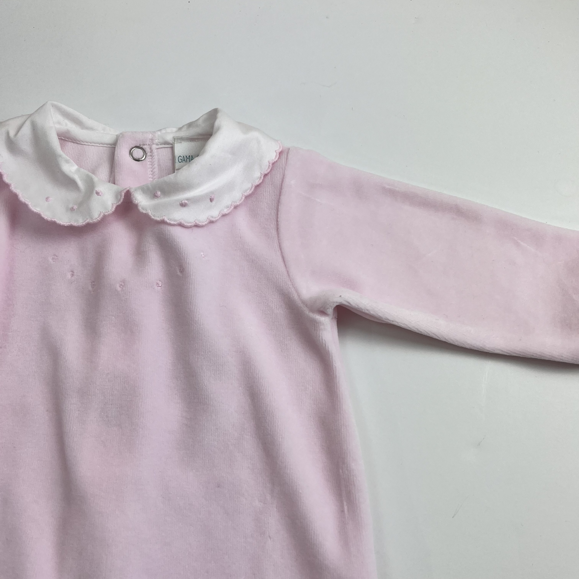 Macacão rosa bebé com gola branca bordada e pequenos corações