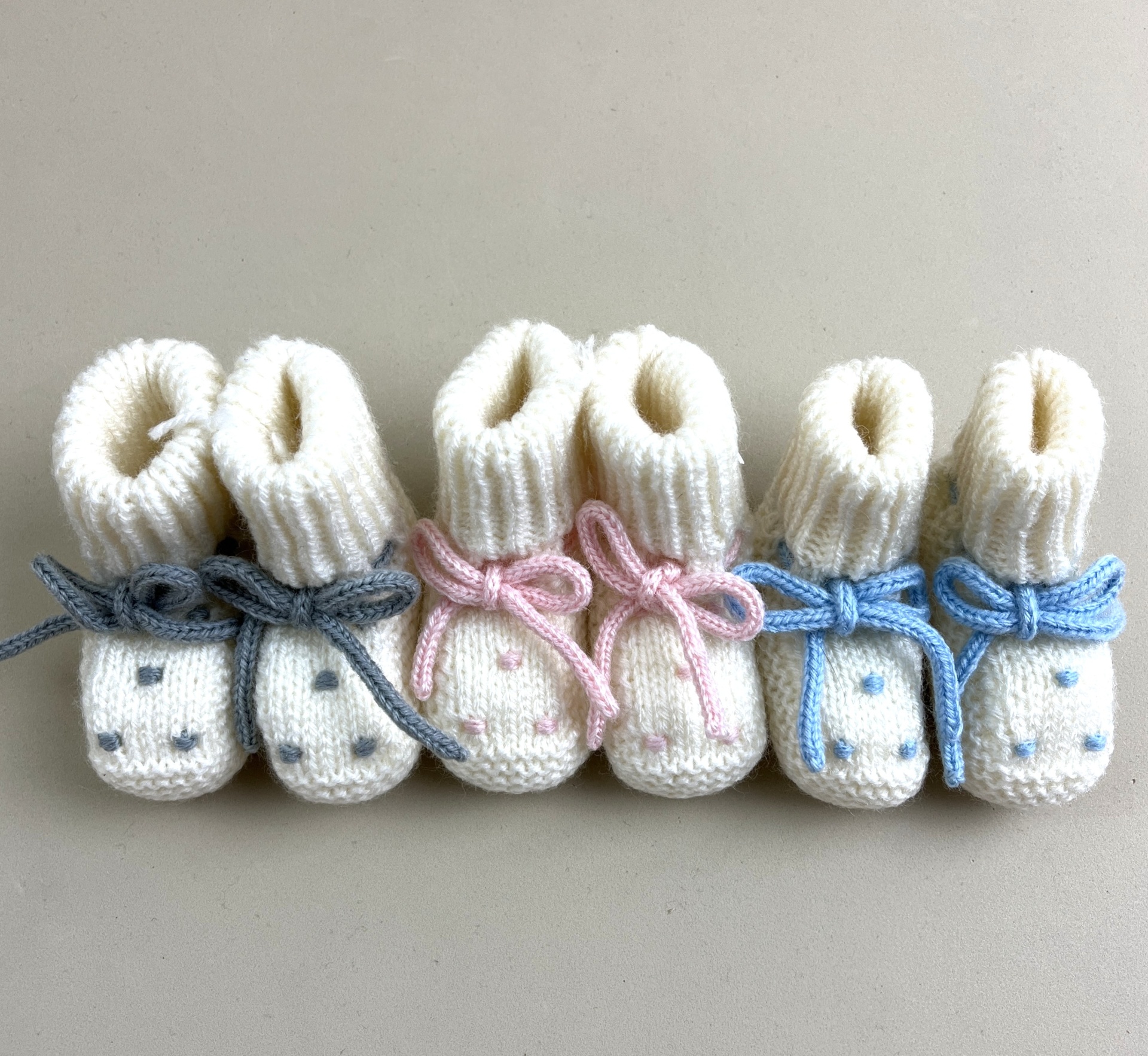 Botinhas Bolinhas Bordadas