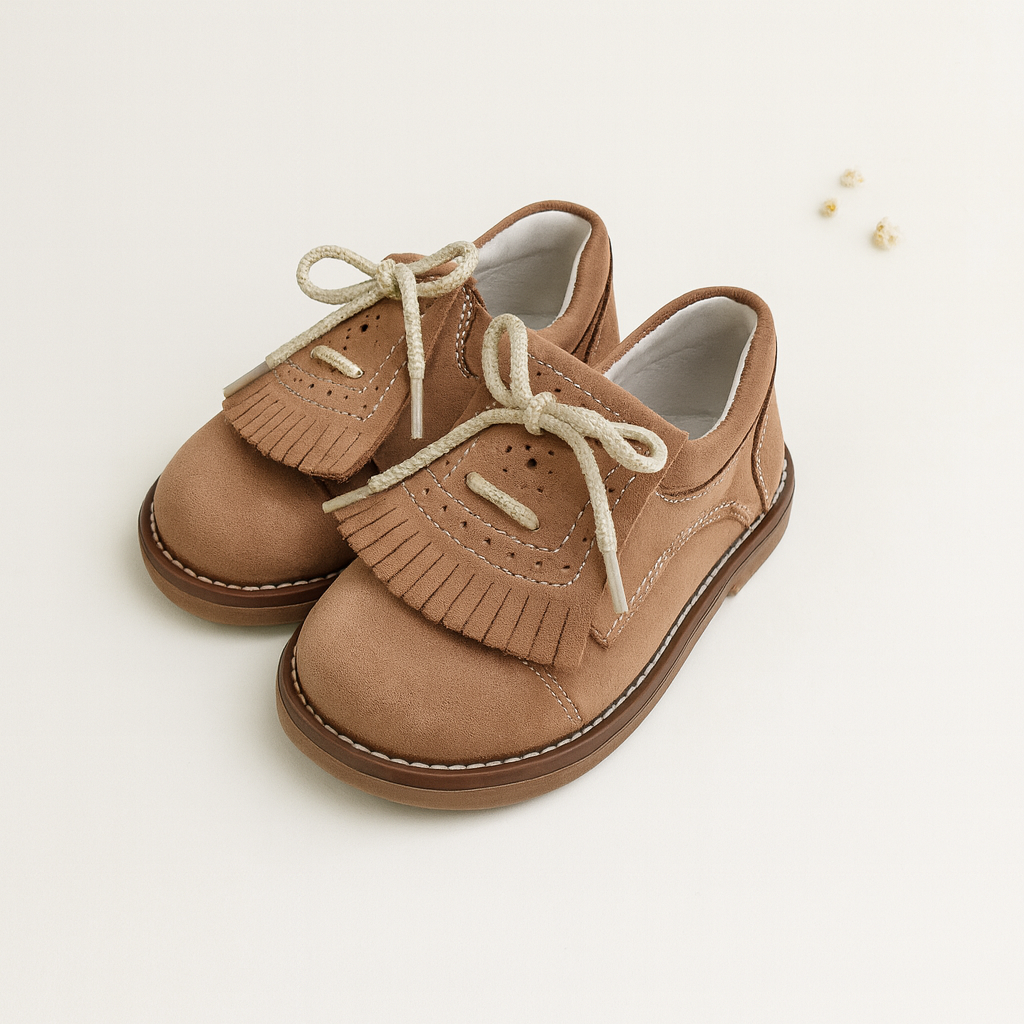 Sapatos infantis castanhos em camurça com atacadores e franjas