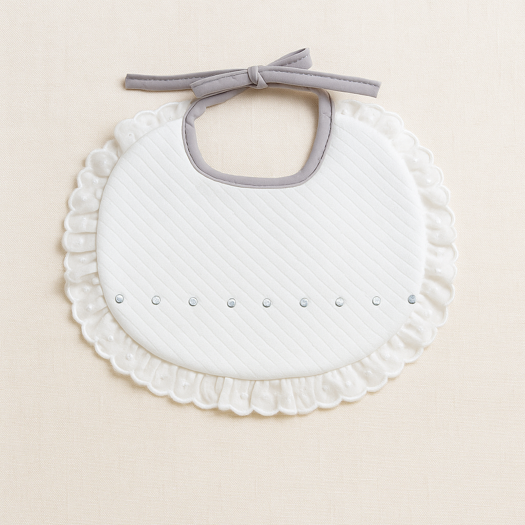 Babete oval branco com renda e fita cinza