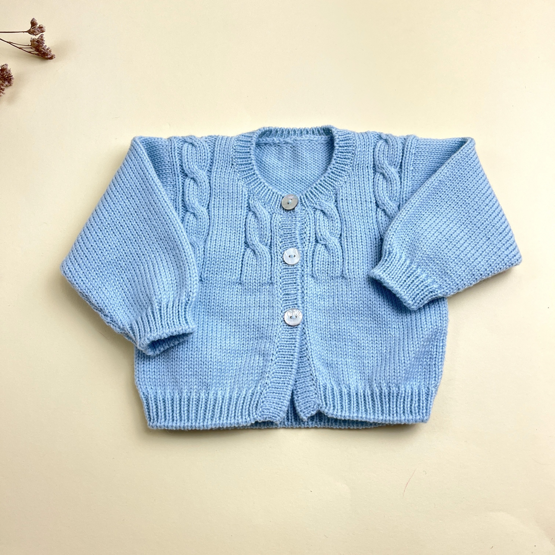 Casaco de malha azul claro para bebé com botões brancos