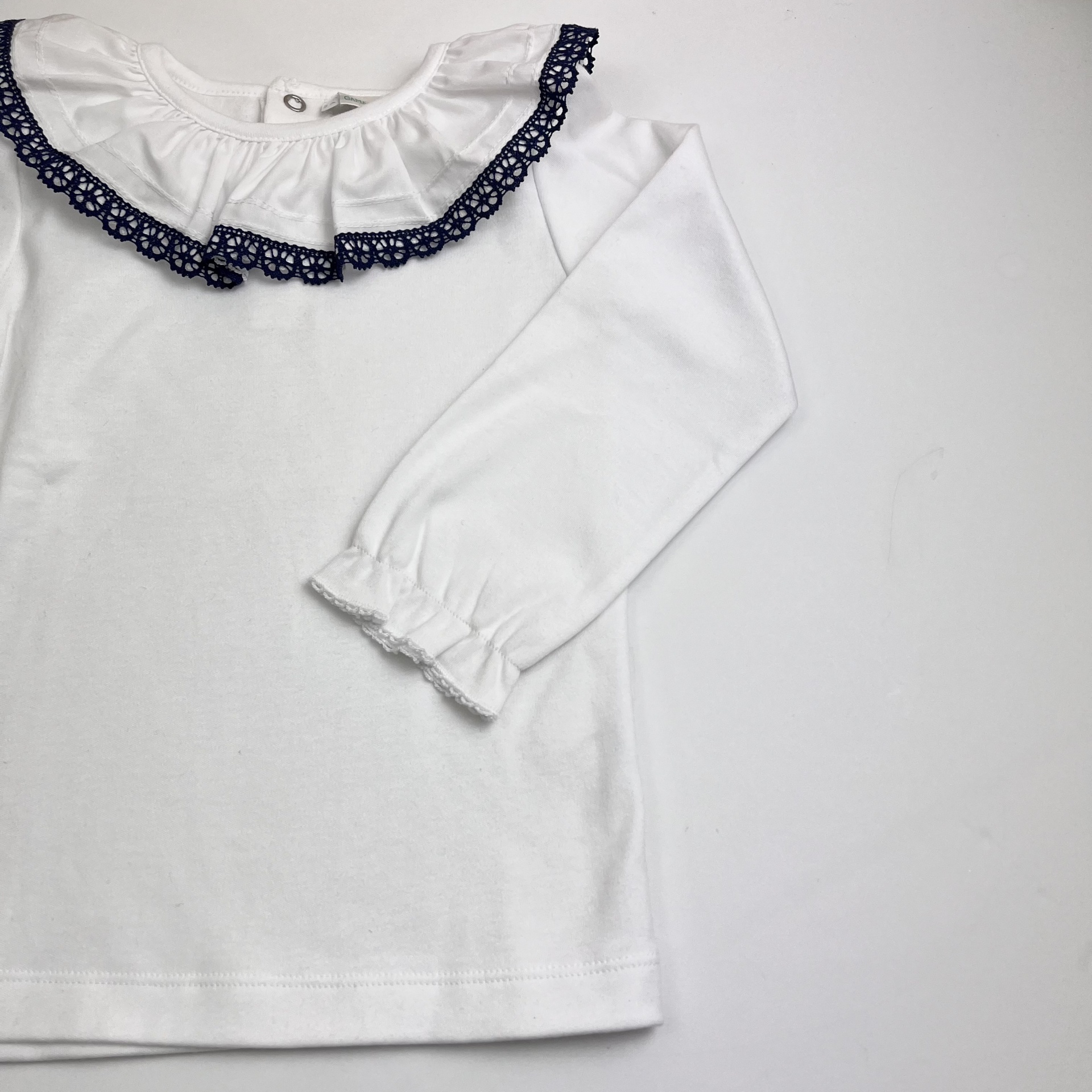 Camisola infantil branca com gola em folho e renda azul escura