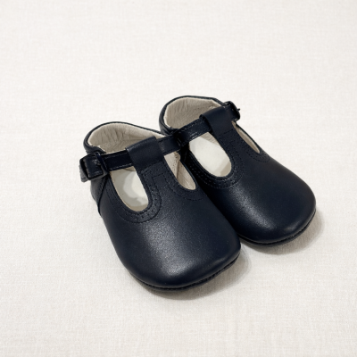Sapatinhos de bebé em couro preto com fecho