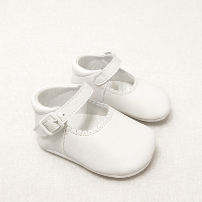 Sapatos de bebé brancos com fecho de velcro e detalhe em renda.