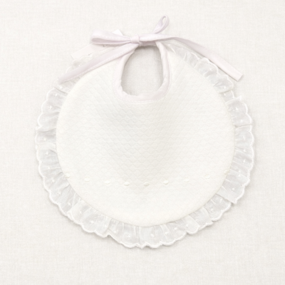 Babete branco redondo com folho e fita para atar