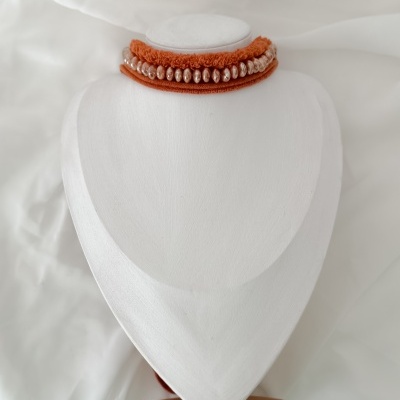 Chocker Aveludado Laranja com missangas - versátil