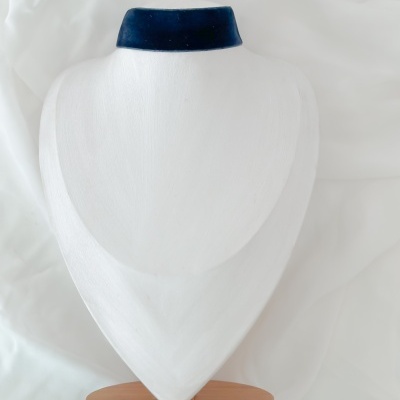 Gargantilha de veludo azul escuro