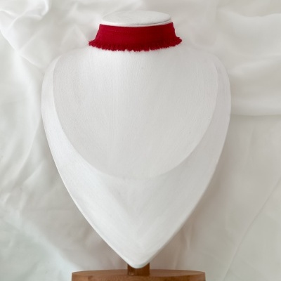 Chocker de veludo com franjas