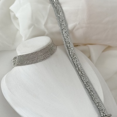 Gargantilha com correntes de pedras brilhantes