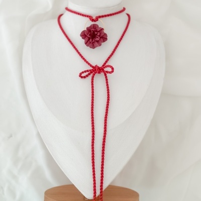 Gargantilha com flor