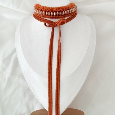 Chocker Aveludado Laranja com missangas - versátil