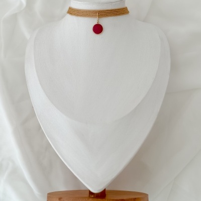 Gargantilha de cordas douradas