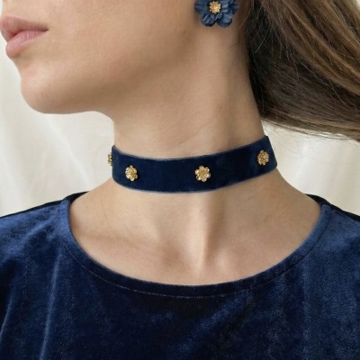 Colar choker azul de veludo com flores douradas e brinco de flor azul com centro dourado