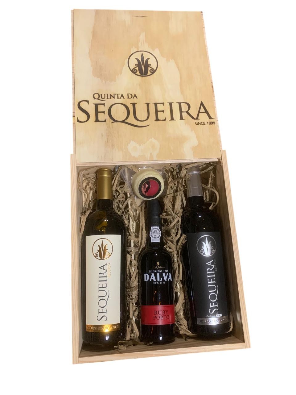 &#x23;240&#x20;Cabaz&#x28;Sequeira&#x20;Reserva&#x20;Branco&#x20;e&#x20;Tinto,queijo,Vinho&#x20;do&#x20;Porto&#x20;Dalva&#x29;