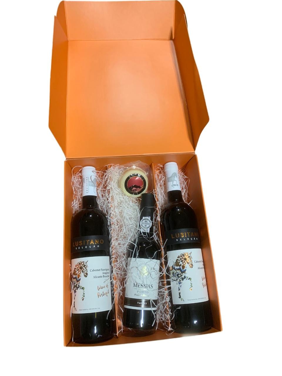 &#x23;241&#x20;Cabaz&#x28;Lusitano&#x20;Sele&#x00E7;&#x00E3;o&#x20;tinto,Vinho&#x20;do&#x20;Porto&#x20;Messias,queijo&#x29;