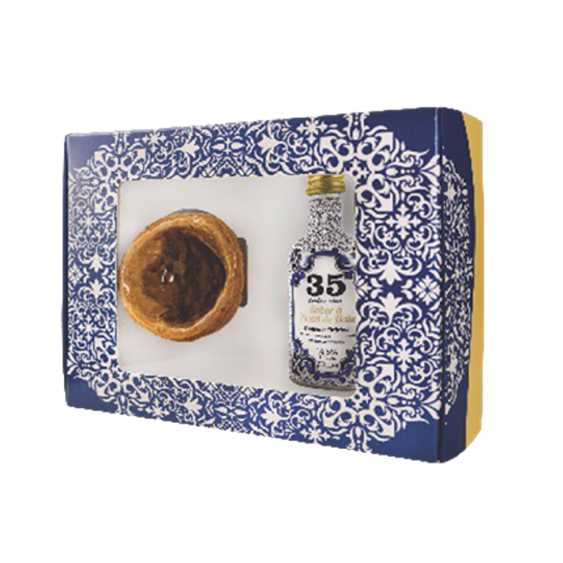 Miniatura Licor 35 Creme de Pastel de Nata com Copo Conjunto embalagem decorativa azul com padrão branco, garrafa com rótulo 35 Anos e doce redondo