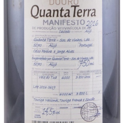 Etiqueta detalhada de garrafa de vinho Douro Quanta Terra Manifesto 2016