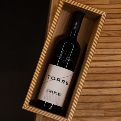 Garrafa de vinho Esporão Torre em caixa de madeira clara