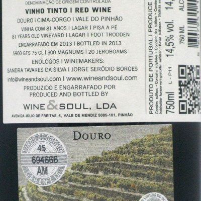 Etiqueta de vinho tinto Pintas 2011 Douro com informações e imagem de vinhas em terraços