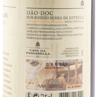 Etiqueta de garrafa de vinho tinto Dão com selo de garantia