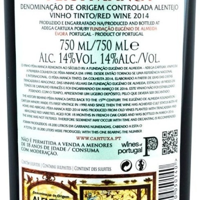Rótulo traseiro do vinho tinto Pêra-Manca 2014 com texto detalhado e selo Denominação de Origem Alentejo.