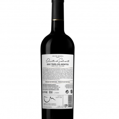 Garrafa de vinho tinto com rótulo branco no verso e tampa preta