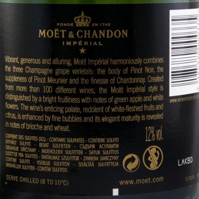 Etiqueta preta de champanhe Moët & Chandon com detalhes dourados e texto explicativo.