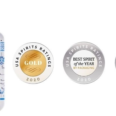 Garrafa de Black Pig Gin com medalhas de prémio ao lado