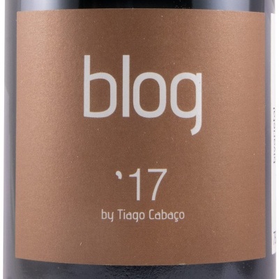 Rótulo castanho em garrafa de vinho com texto branco: blog '17 by Tiago Cabaço.