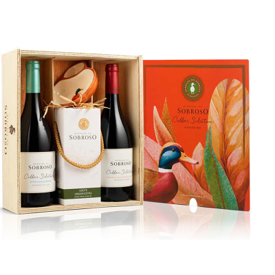 https://www.garrafeiradalvalade.com/product/conjunto-natal-herdade-do-sobroso-cellar-tinto-e-branco-azeite-e-taca-terracota