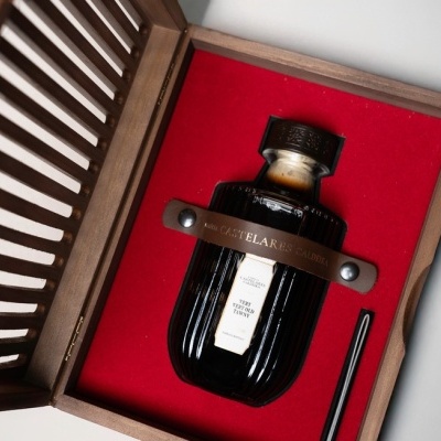 Vinho do Porto Very Very Old Família Castelares Caldeira C/Estojo 50CL