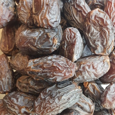 Tâmaras secas castanhas escuras com textura enrugada empilhadas