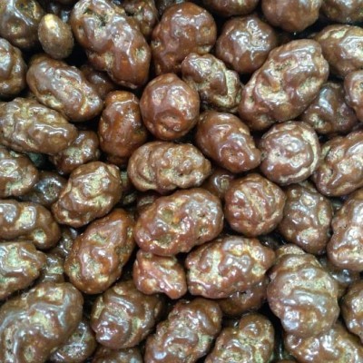 Amendoins cobertos por chocolate castanho escuro com brilho