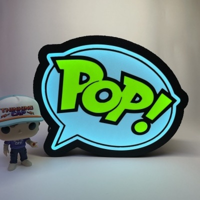 Figura pop colecionável com boné e placa luminosa POP