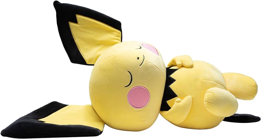 Pelúcia do personagem Pichu da Pokémon amarelo com orelhas pretas e detalhes em rosa