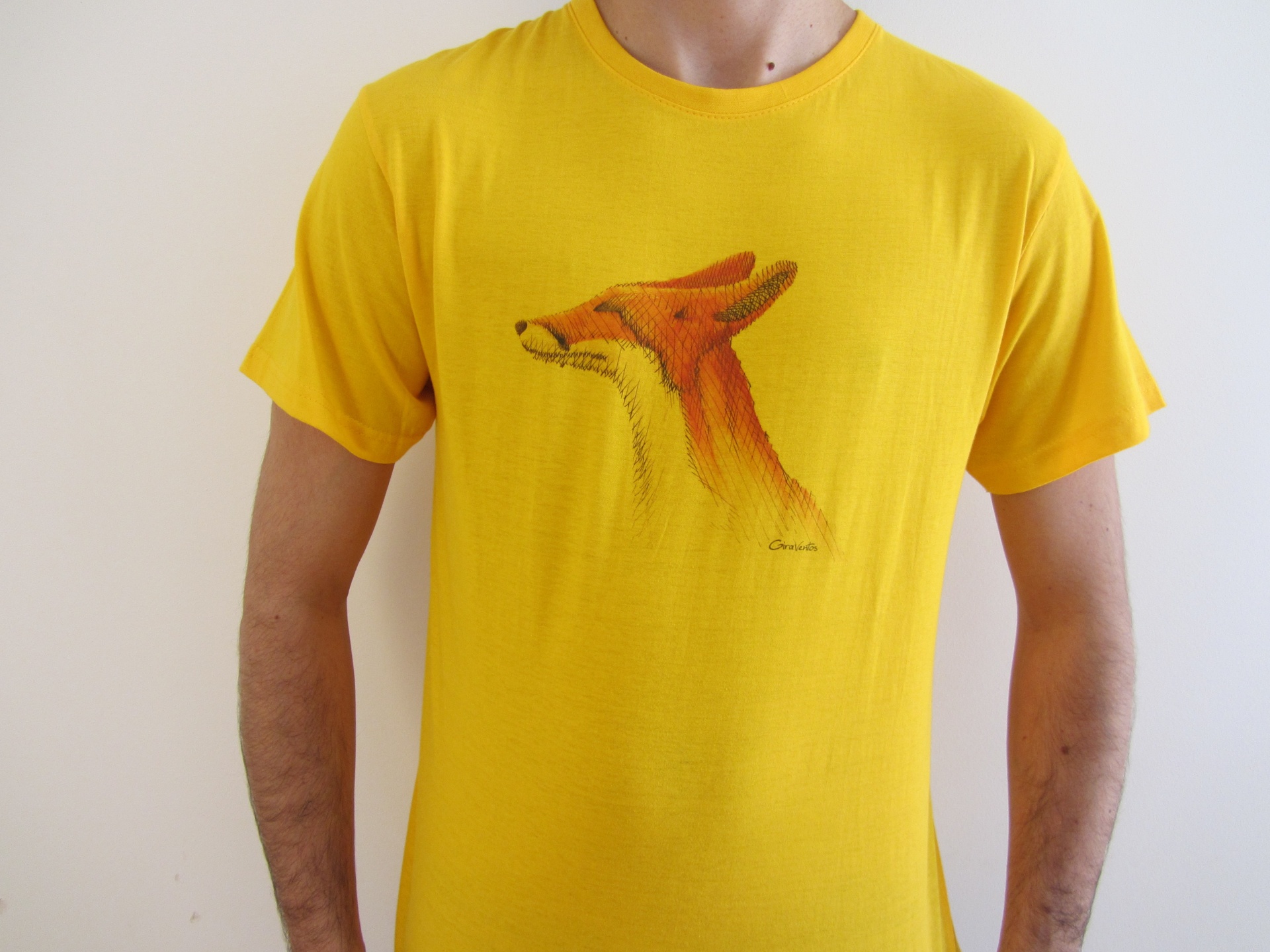 T-shirt amarela com estampa de raposa