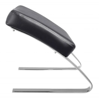 Apoia pés com almofada preta e estrutura metálica cromada