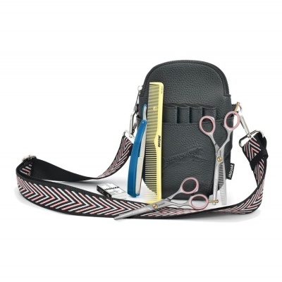 Estojo negro com pente amarelo e tesouras pequenas prateadas com detalhes cor-de-rosa e pega removível colorida