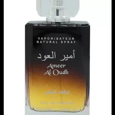 Frasco de perfume Ameer Al Oudh com tampa transparente e texto em inglês e árabe