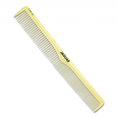 Pente amarelo de plástico com dentes finos e largos e textos JAGUAR e AQUE-50.